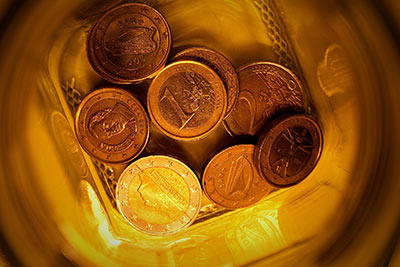 Festgeld Euro Münzen in einem Spar-Glas